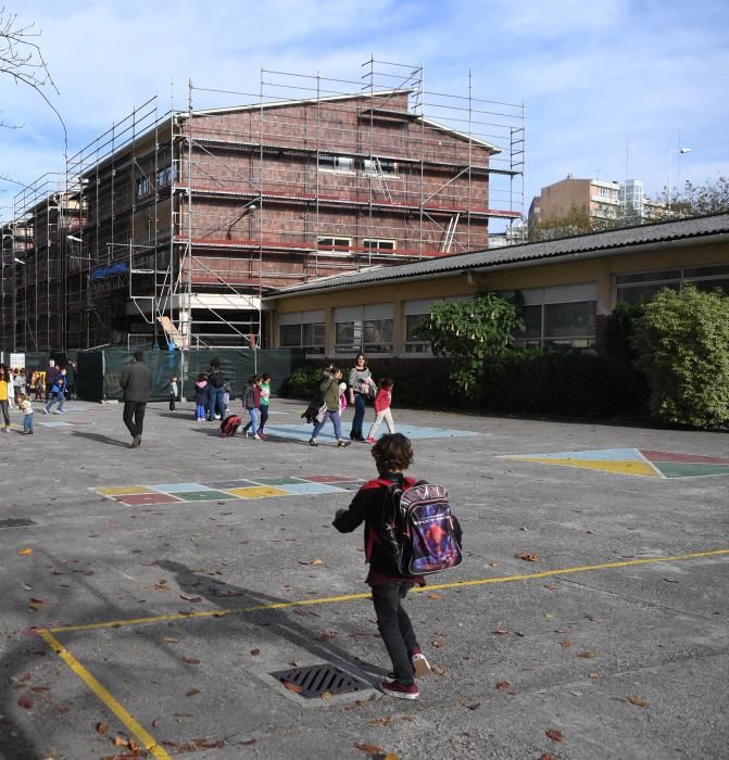 El Anpa del Ramón de la Sagra protesta por el andamio instalado a la entrada del centro