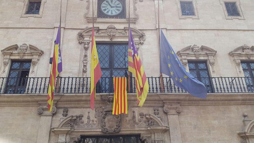 Una &#039;senyera&#039; en Cort como muestra de solidaridad con el pueblo catalán tras los atentados