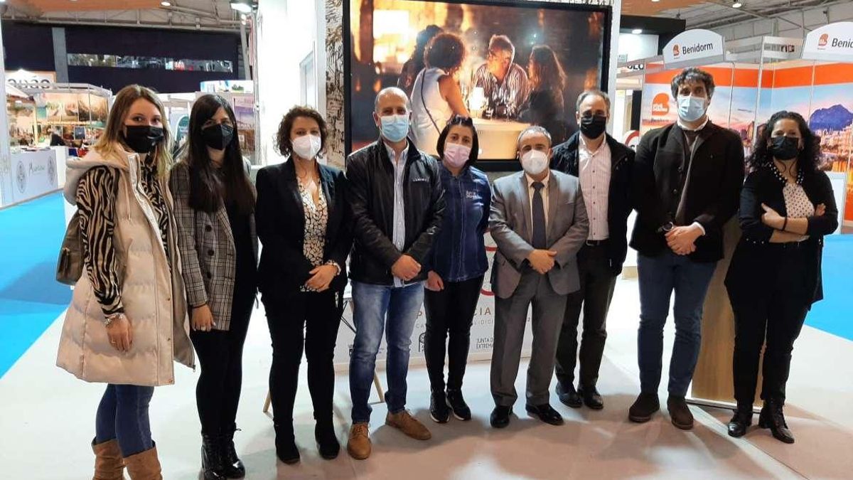 Representantes de la expedición de Tentudía en Lisboa, junto al director general de turismo