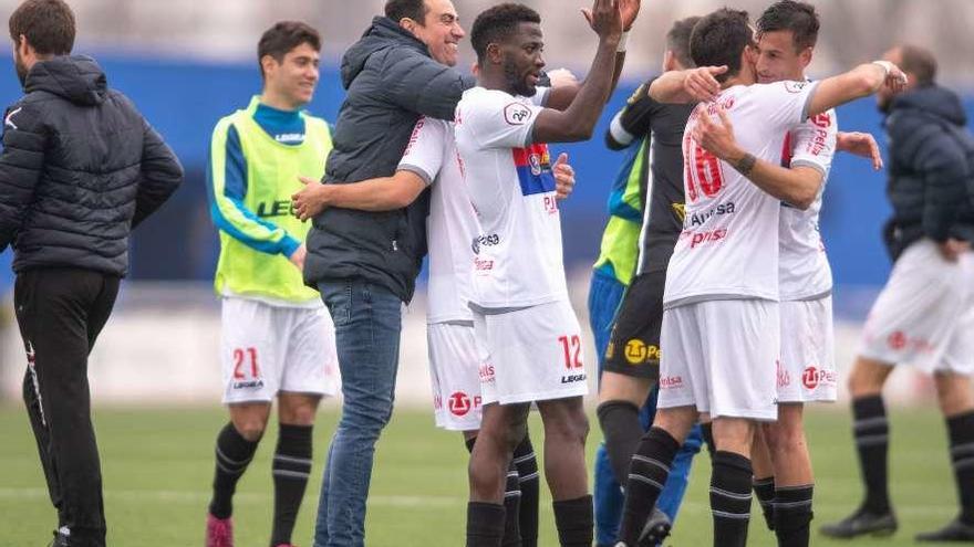 Los jugadores del Langreo y el técnico, Dani Mori, se abrazan al final del partido.