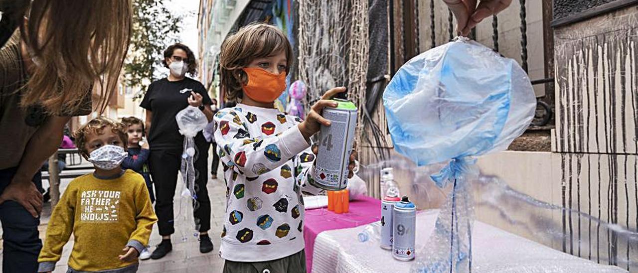 El taller de reciclatge és fora del Teatre al carrer Sant Ramon. | XEPO W.S.