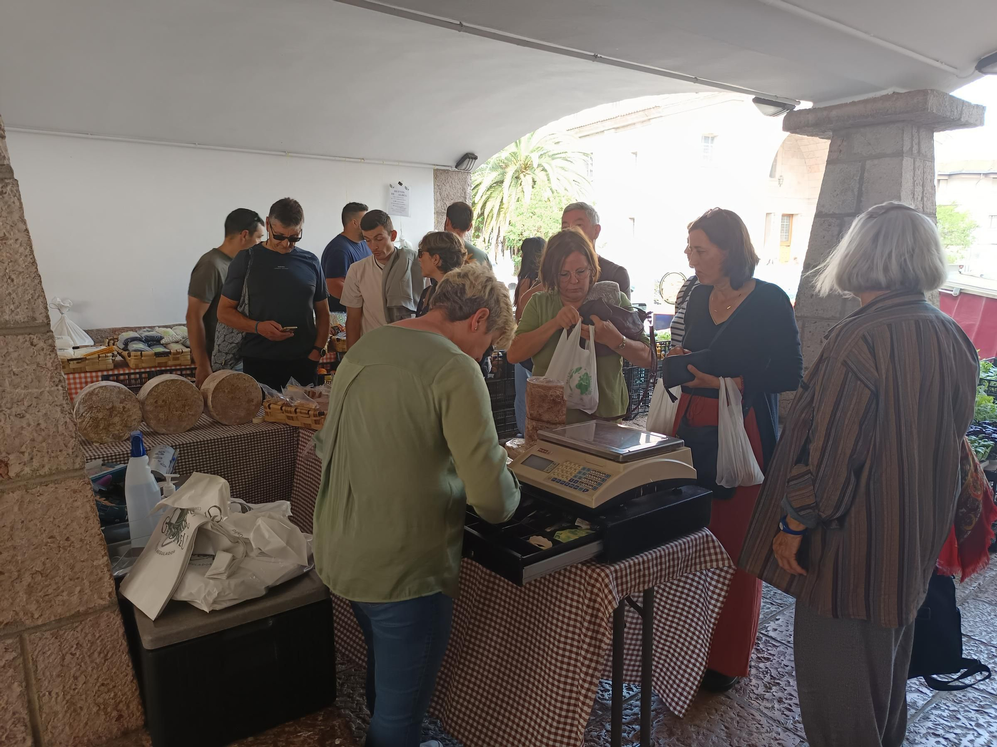 Gran ambiente en el mercado semanal de Cangas de Onís