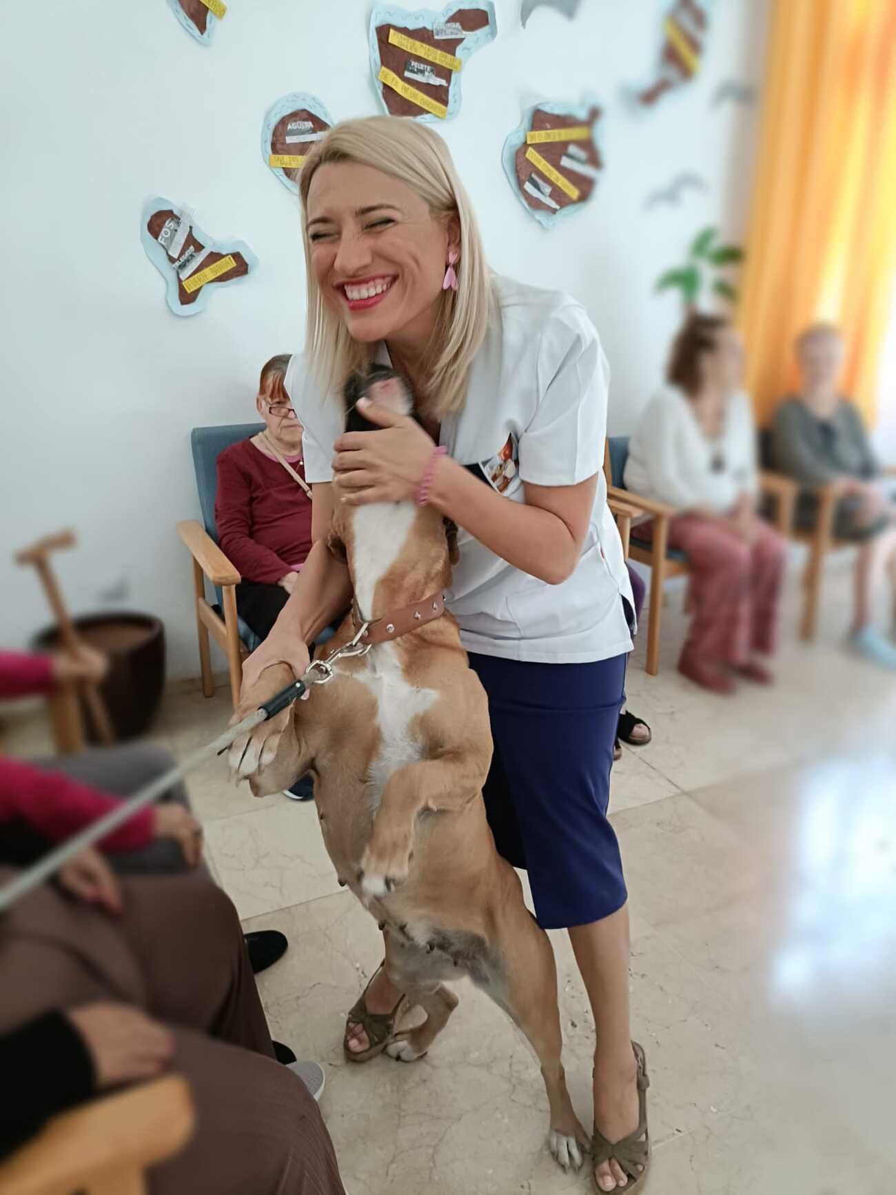 Arrugas con huellas: proyecto con mascotas abandonadas en centro de mayores