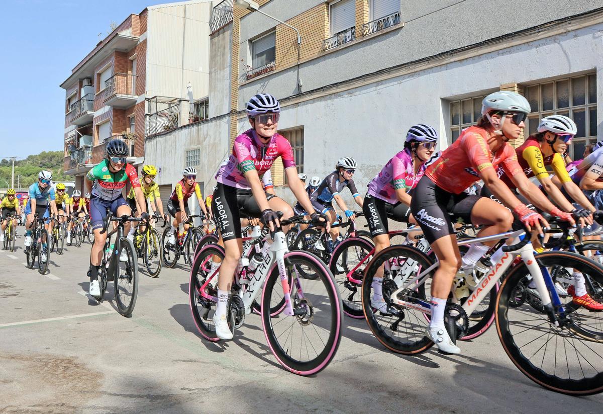 Així ha estat la sortida de la Volta Ciclista Femenina a Sant Vicenç de Castellet