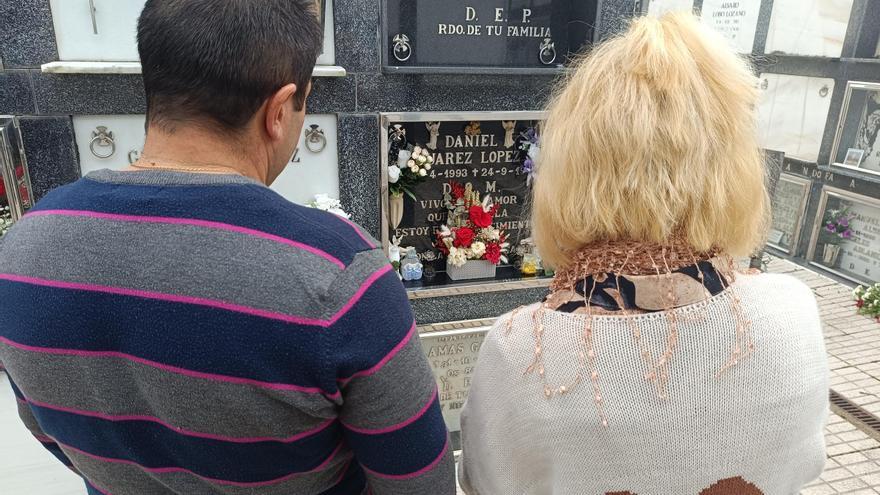 Flores y rosarios por Todos los Santos en los cementerios de la Pola y Lugones