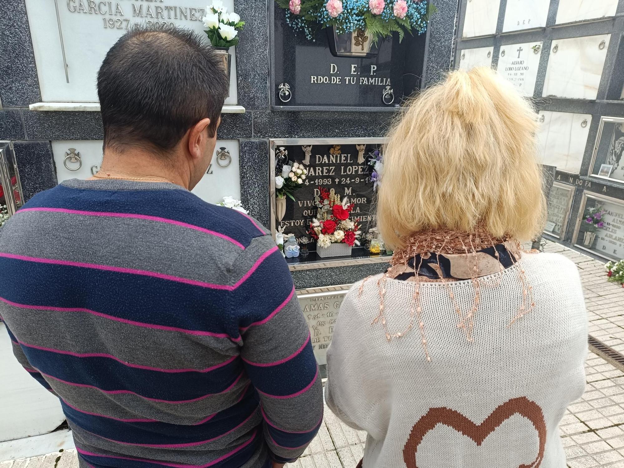Flores y Rosarios en los cementerios de Pola de Siero y Lugones el Día de Difuntos