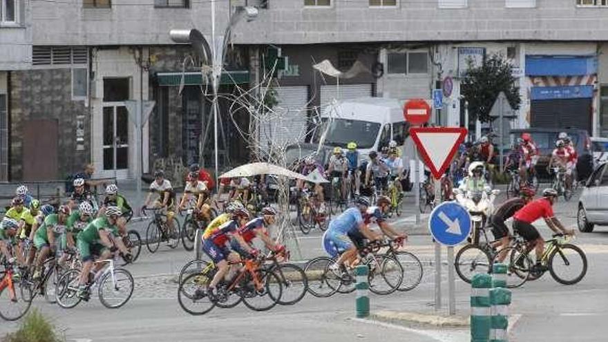 Los ciclistas en la rotonda del Portal do Almacén. // S. Álvarez