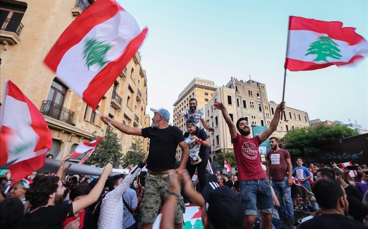 zentauroepp50527595 beirut  lebanon   22 10 2019   protesters carry placards  wa191023170819