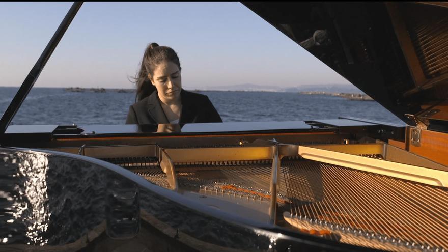 Elsa Muñiz y su piano protagonizan desde una batea el vídeo de Alimentos de España