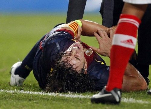 Carles Puyol se duele de su brazo derecho tras sufrir una espeluznante caída