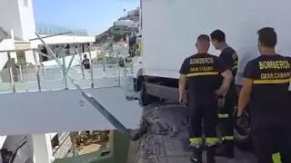 Un camión se lleva por delante la entrada de un complejo de apartamentos en Mogán