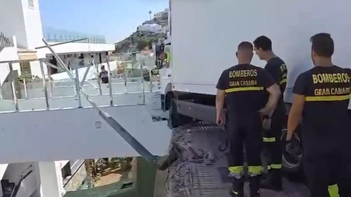 Un camión se lleva por delante la entrada de un complejo de apartamentos en Mogán