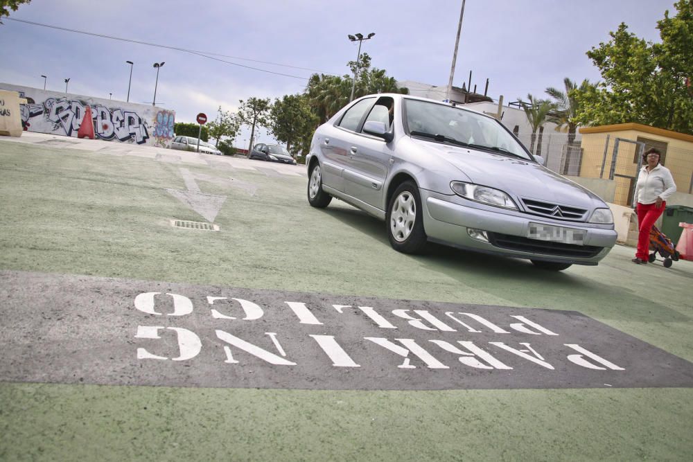 El nuevo recinto para el mercadillo de Torrevieja de los viernes se estrenó con una gran afluencia de usuarios, lo que provocó problemas de tráfico y falta de autobuses de transporte.