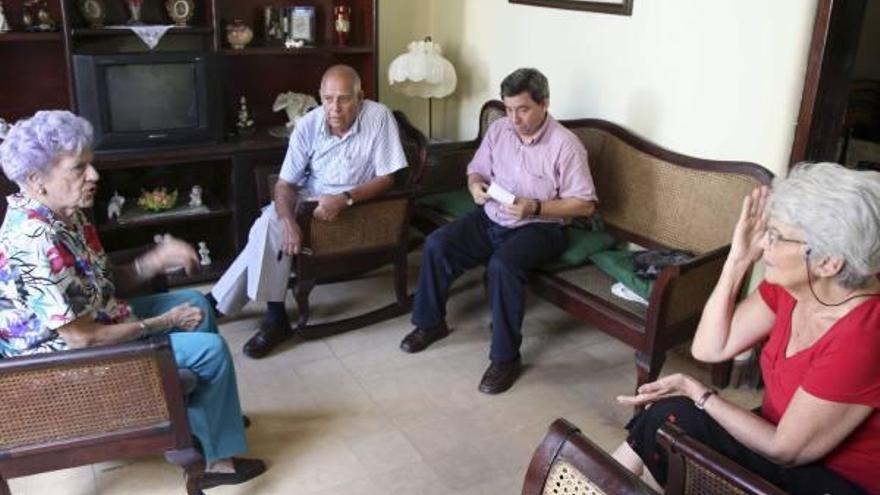 Sergio Rabanillo y Juan Andrés Blanco conversan con dos emigrantes en Cuba.