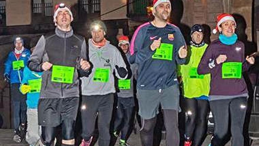 Alguns participants, en un tram del recorregut de la Sant Silvestre