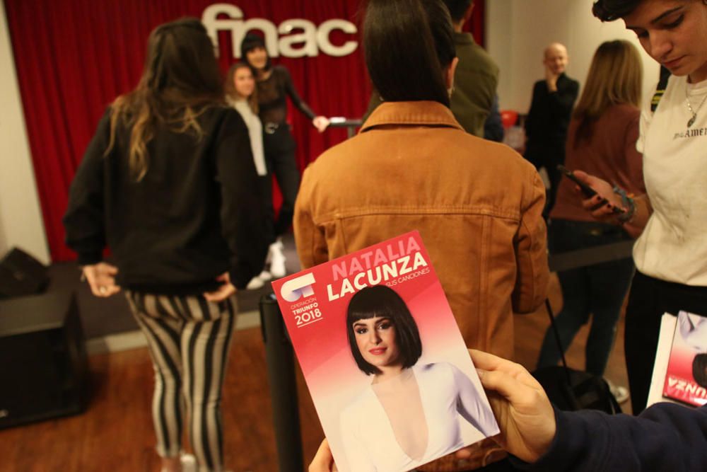 Una de las participantes de la última edición de Operación Triunfo asiste a un encuentro con sus fans en FNAC Málaga