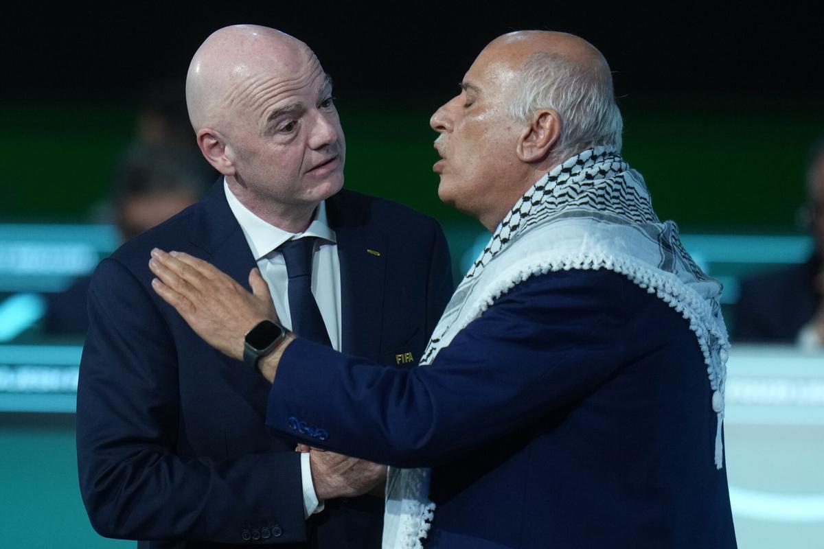 Vancouver (Canada), 30/04/2026.- Jibril Rajoub (R), President of the Palestinian Football Association, shakes hands with FIFA President Gianni Infantino (L) during the 76th FIFA Congress 2026 in Vancouver, Canada, 30 April 2026. EFE/EPA/BOB FRID