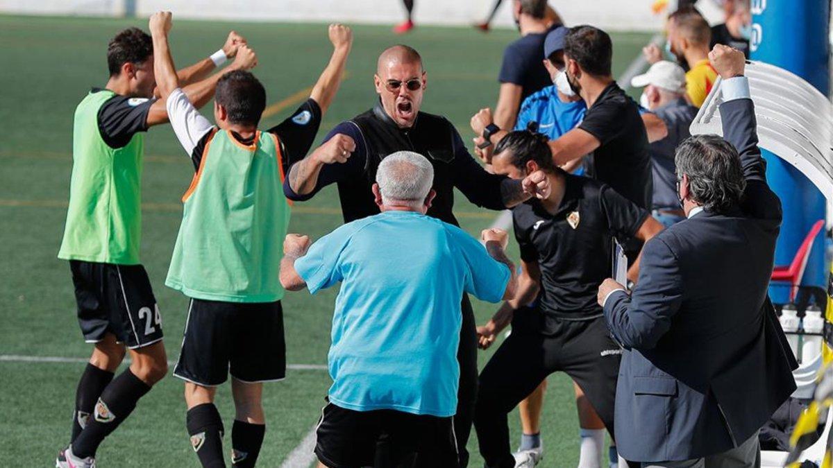 Valdés, celebrando un gol en el banquillo del Horta