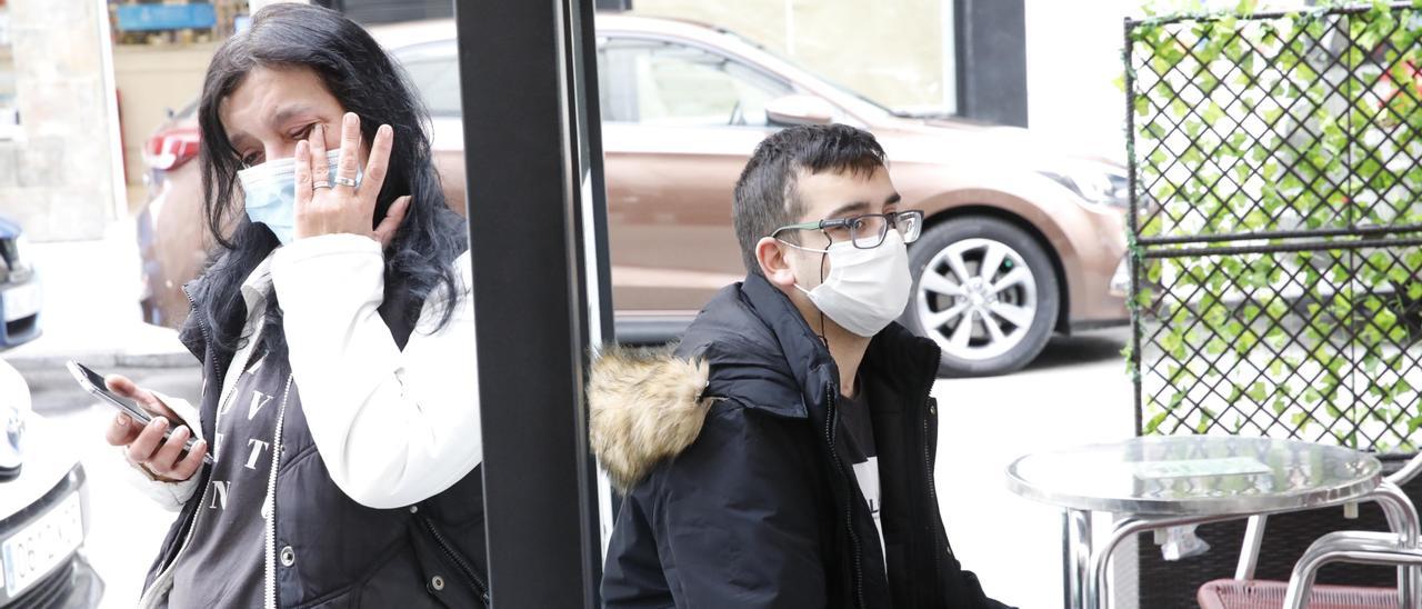 Germán Fernández, afinales de enero, cerca de su casa, en compañía de su madre, Yolanda Fernández.