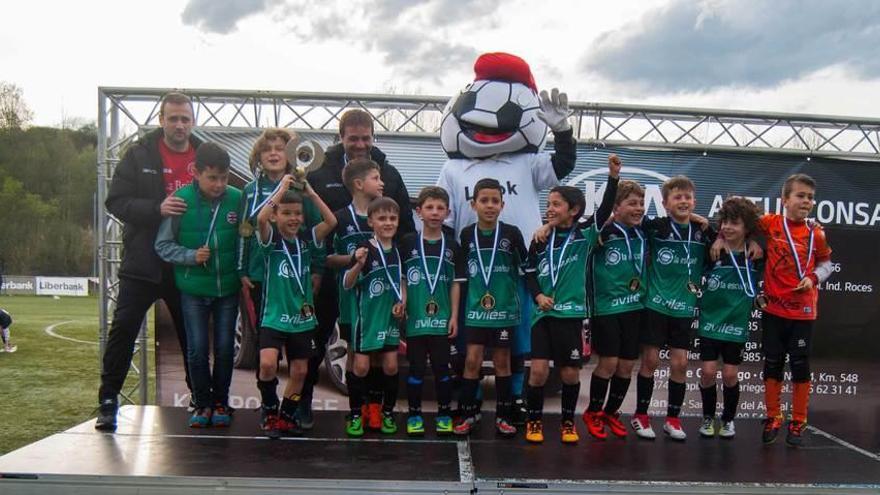 Los componentes del Quirinal Benjamín, único equipo asturiano con un título oro en esta edición del trofeo.