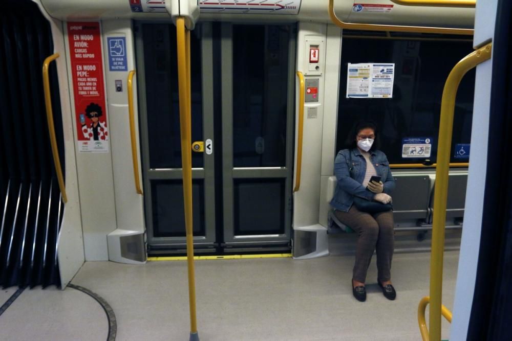 Medidas de seguridad y reparto de mascarillas en el metro de Málaga.