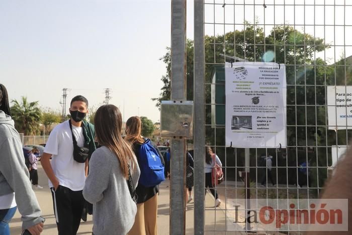 Los alumnos del IES Los Molinos (Cartagena) se concentran para pedir más profesores