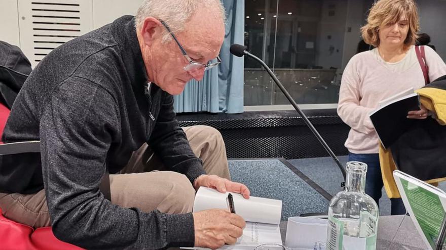 José Luis Bartolomé signant llibres a la biblioteca de Figueres. | C.V.B.