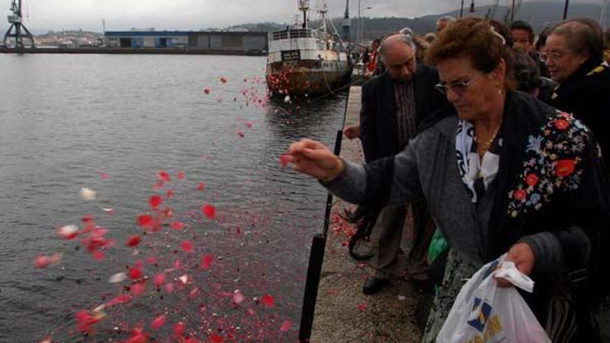 Homenaje que hace tres años rindieron unos portugueses a familiares que naufragaron.  // Iñaki Abella