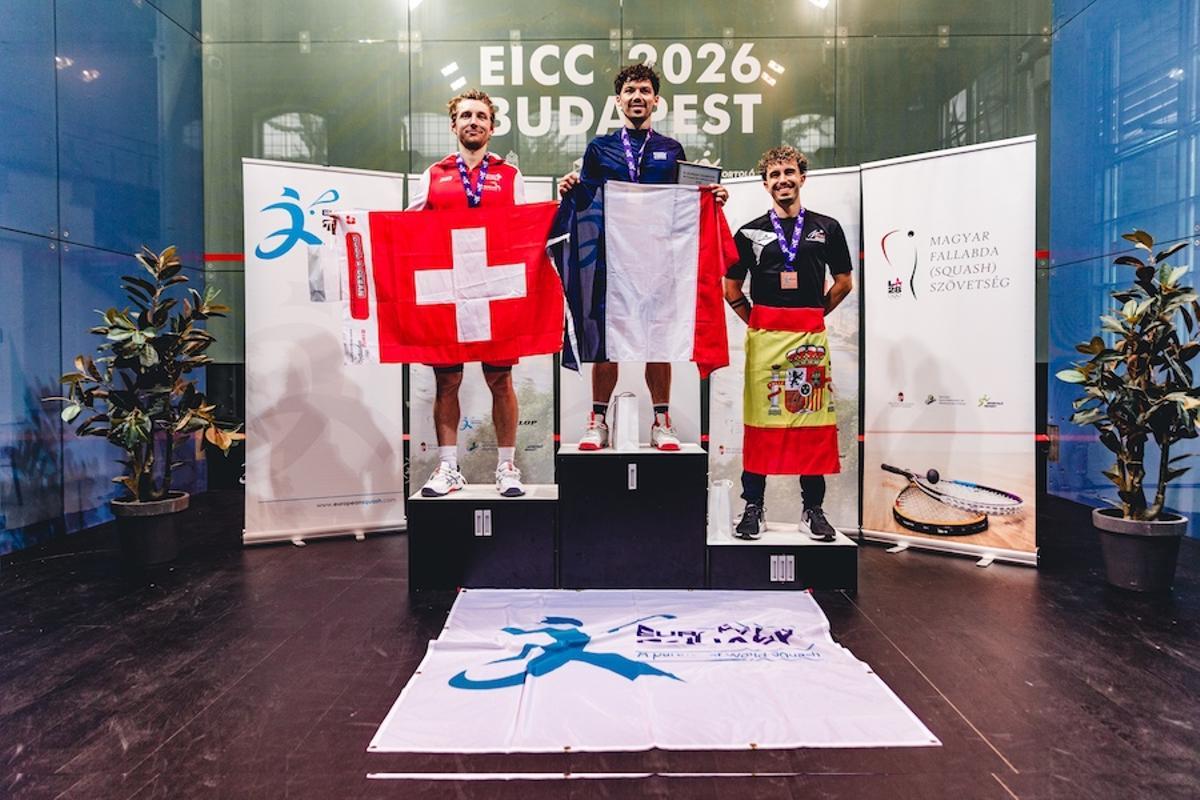 Iván Pérez (derecha) en el podio del Europeo de Squash.