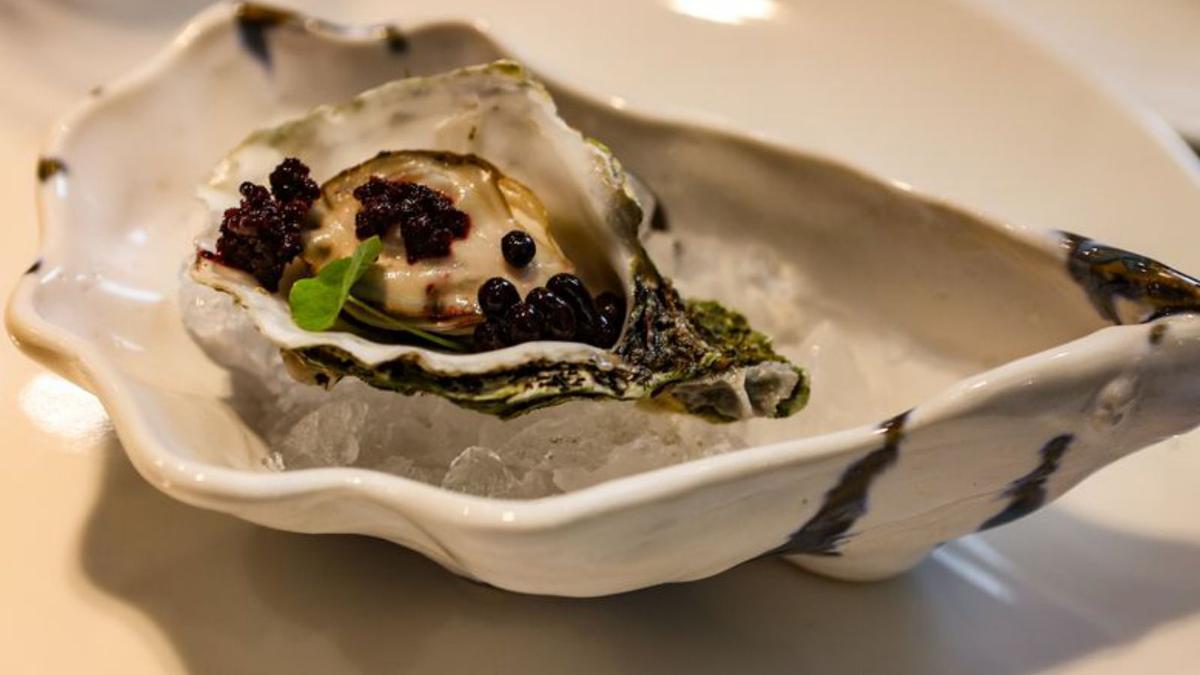 Ostra con caviar y granizado de cereza de la Montaña de Alicante