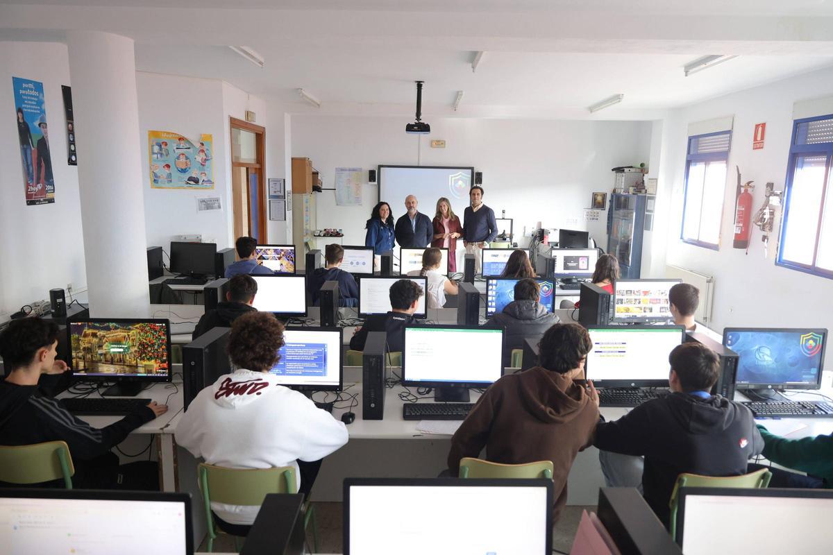 Los profesores del departamento de Tecnología junto a sus alumnos de primero de Bachillerato.