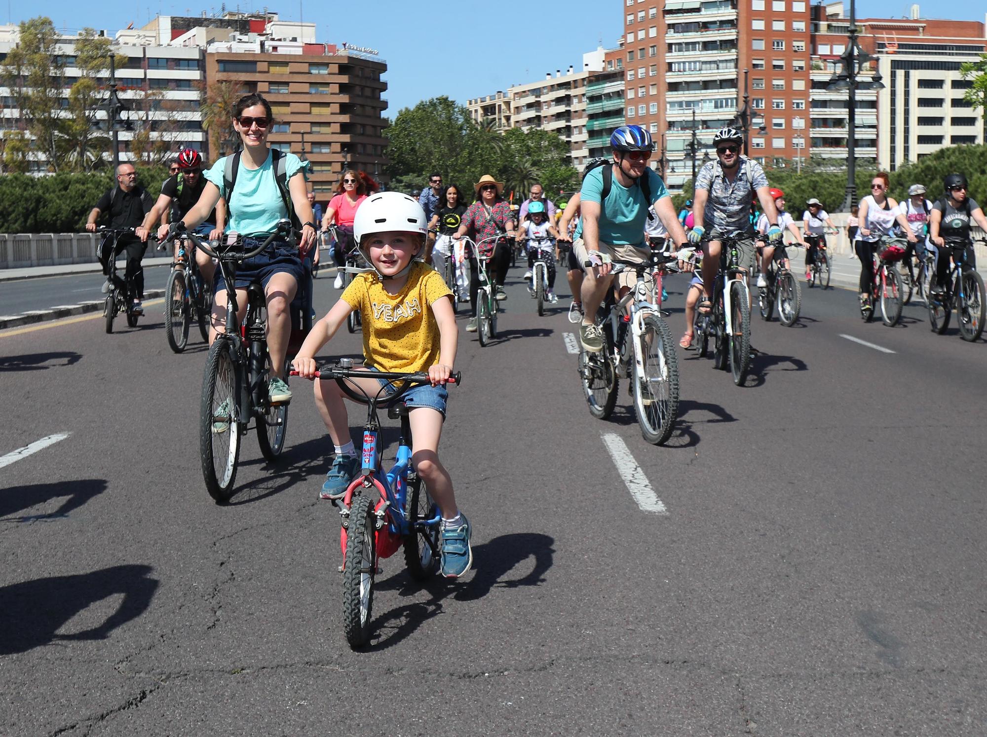 Búscate en la València Bike Parade