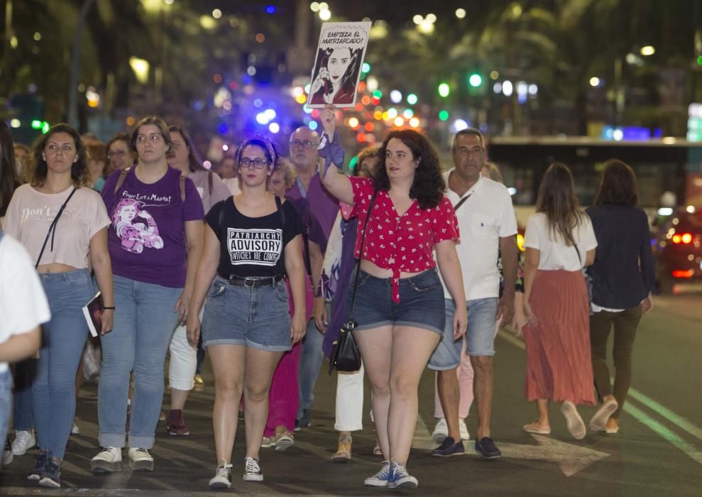 “No es no, lo demás es violación” y “La tumba del machismo, Alicante será”, son algunas de las consignas que se escuchado por las calles de la ciudad