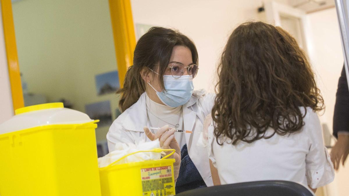 Niños y niñas se vacunan en el centro de salud Seminario (Zaragoza)