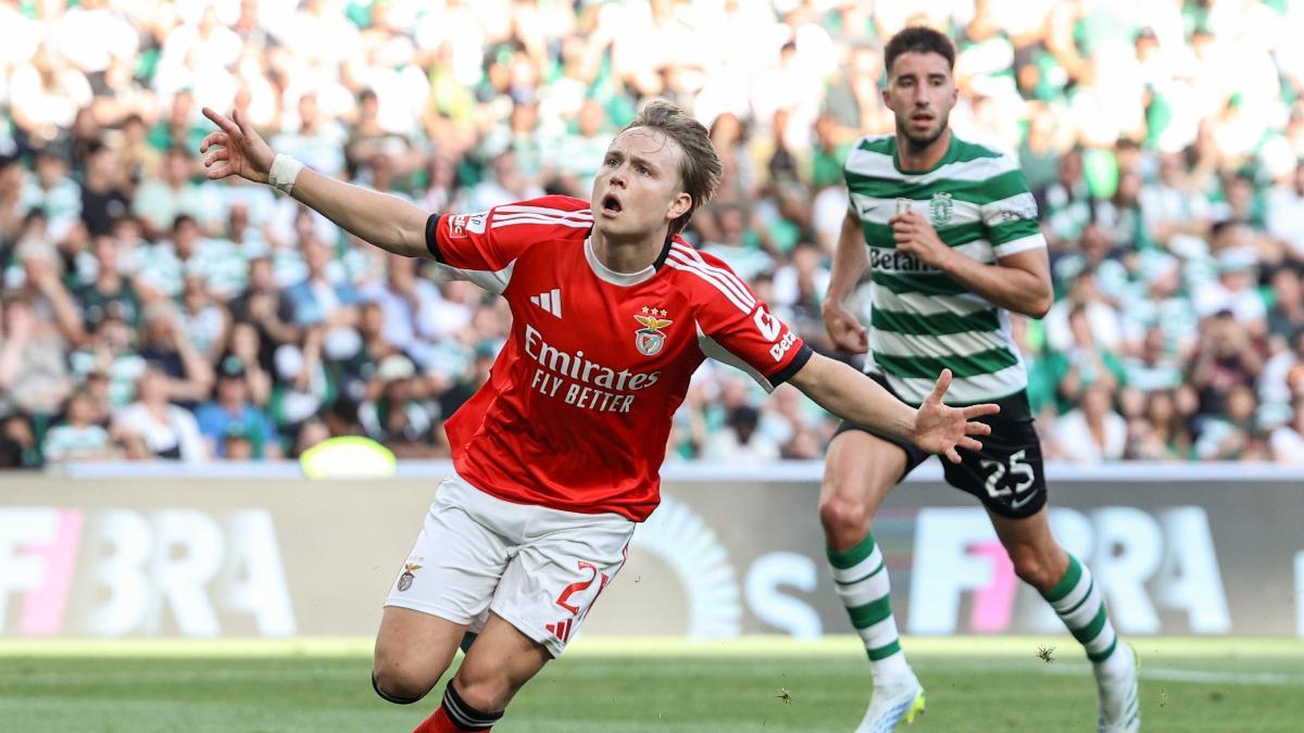 Andreas Schjelderup del Benfica celebra un gol contra el Sporting en Lisboa, Portugal