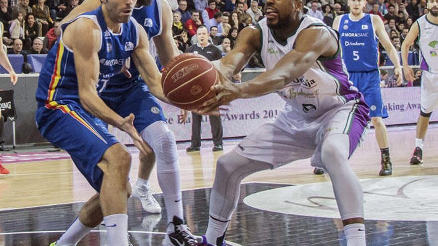 El ala-pívot americano-georgiano del Unicaja de Málaga Will Thomas (d) lucha con el base del MoraBanc Andorra Carles Bivi  (i), durante el partido de la 18  jornada de la Liga ACB que se disputa esta tarde en el Poliesportiu d&#039;Andorr.