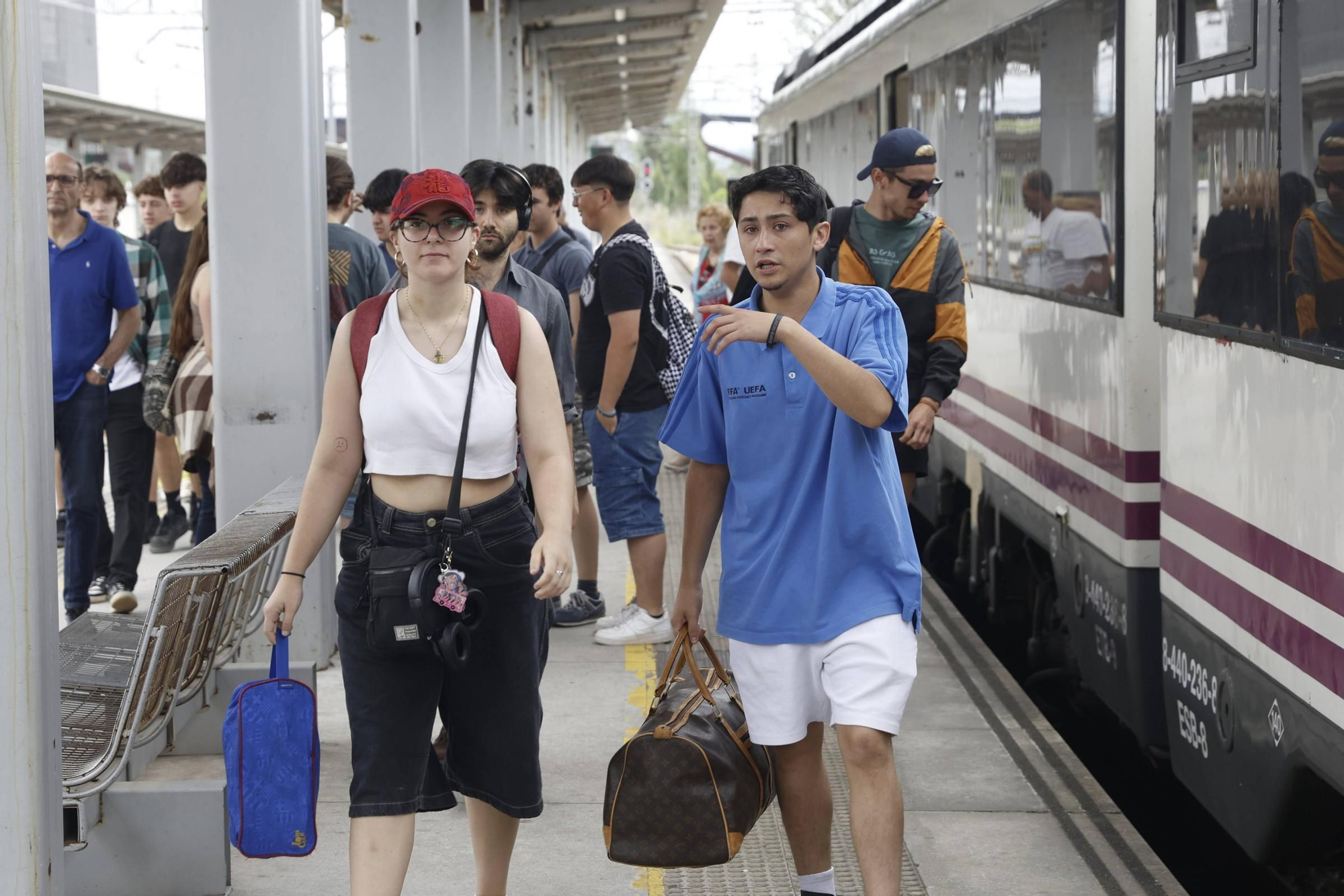 León estrena el tren playero para sofocar la ola de calor: "Siempre venimos a la playa a Gijón" (en imágenes)