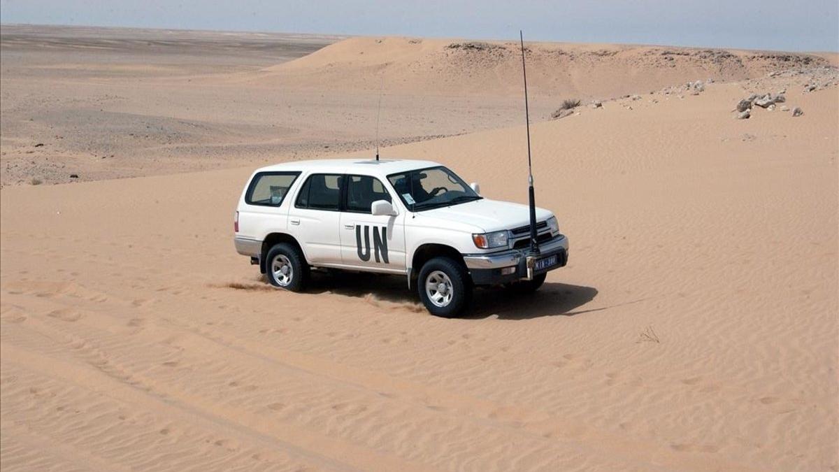 Observadores de la Mision de Naciones Unidas para el Referendum en el Sahara Occidental (MINURSO), cerca de Guergarat.