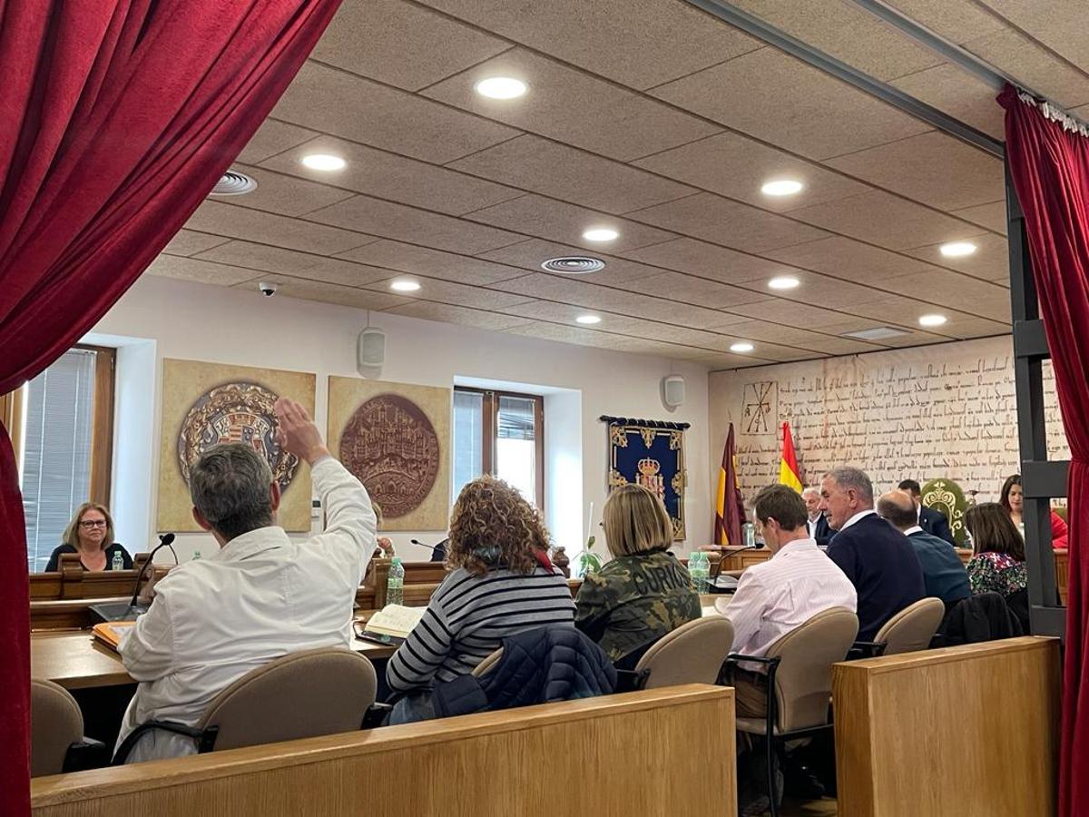 Jesús María Saldaña votando en contra el plan de gasto plurianual del Puerta del Noroeste.