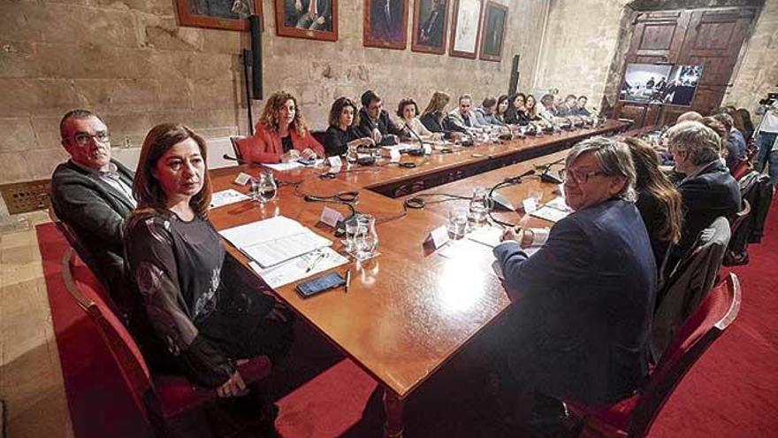 El encuentro entre el Govern y los agentes sociales se celebró ayer en el Consolat de Mar.