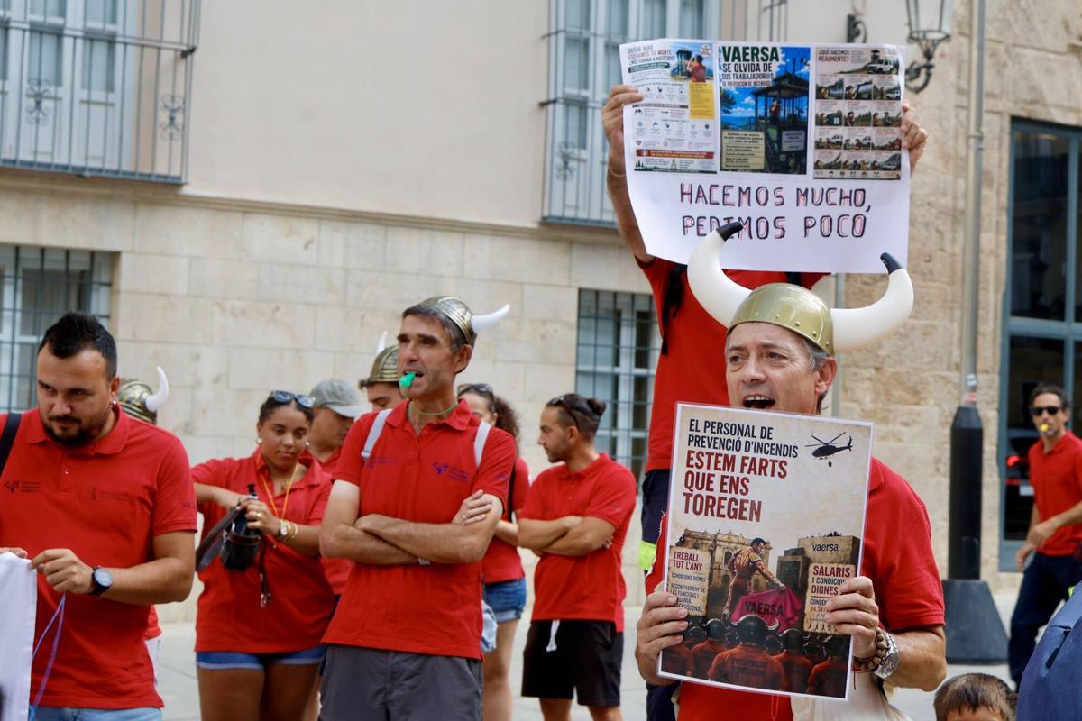 Valencia. Palau de la Generalitat Protesta, manifestación de brigadas forestales por las condiciones laborales y las irregularidades en el proceso de selección de personal para el verano VLC