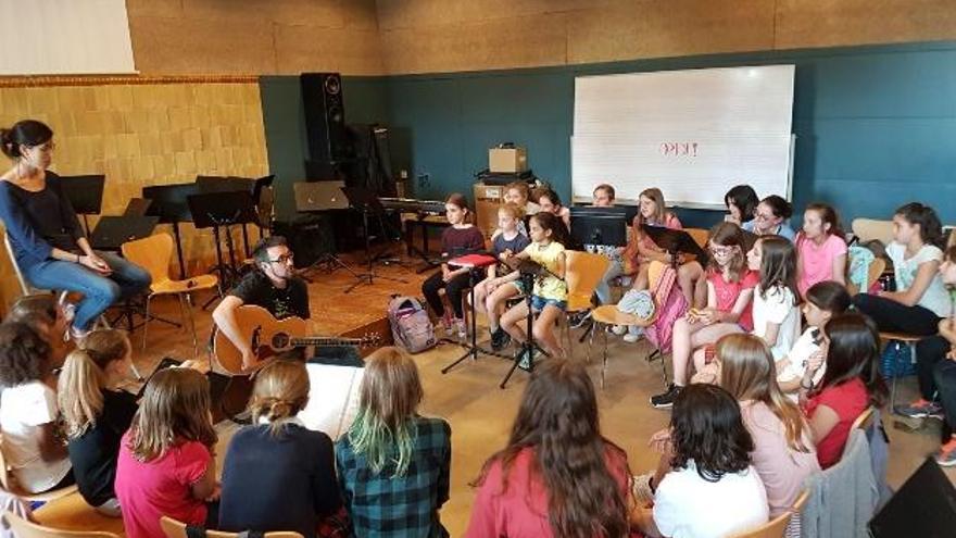 Cor Geriona Infantil en un assaig amb Oriol Farré.