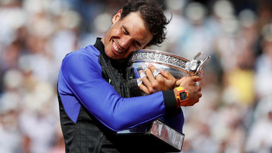 Rafa Nadal tras recibir la copa de su décimo Roland Garros.