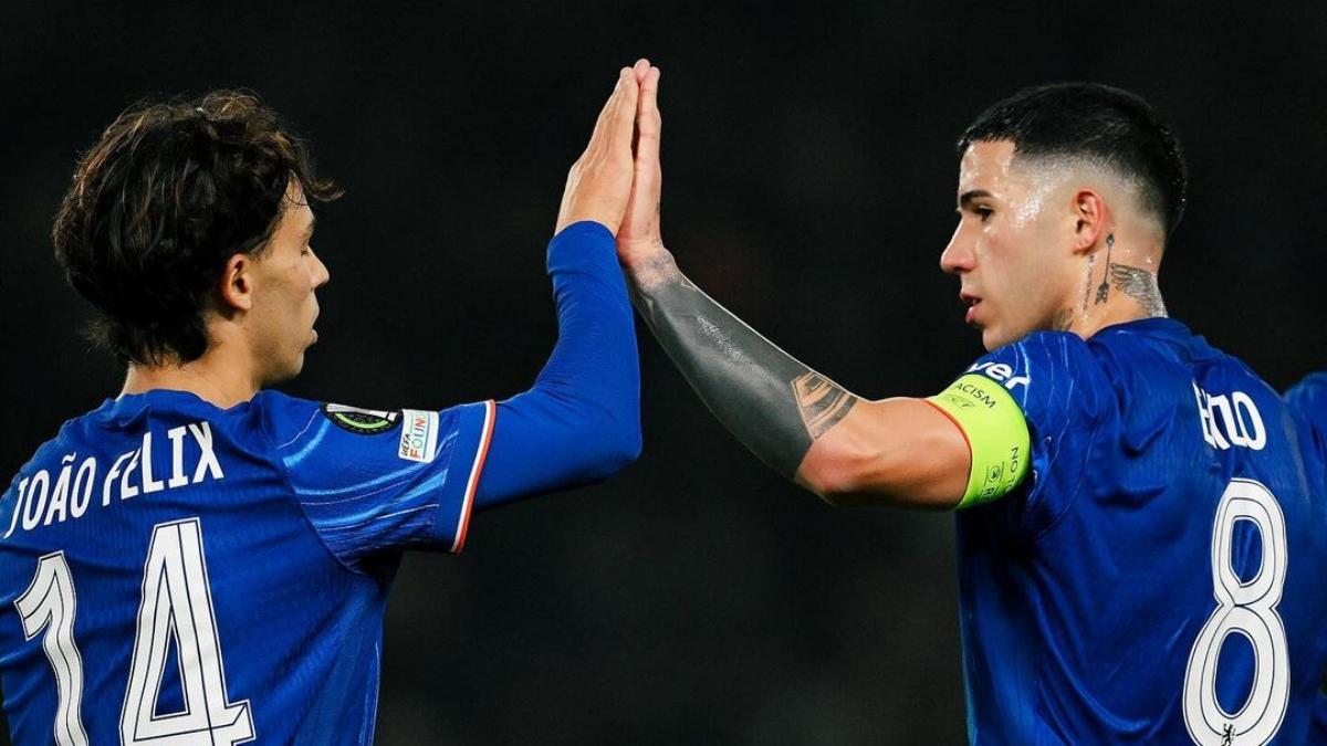 Enzo Fernández, junto a Joao Félix durante un partido con el Chelsea