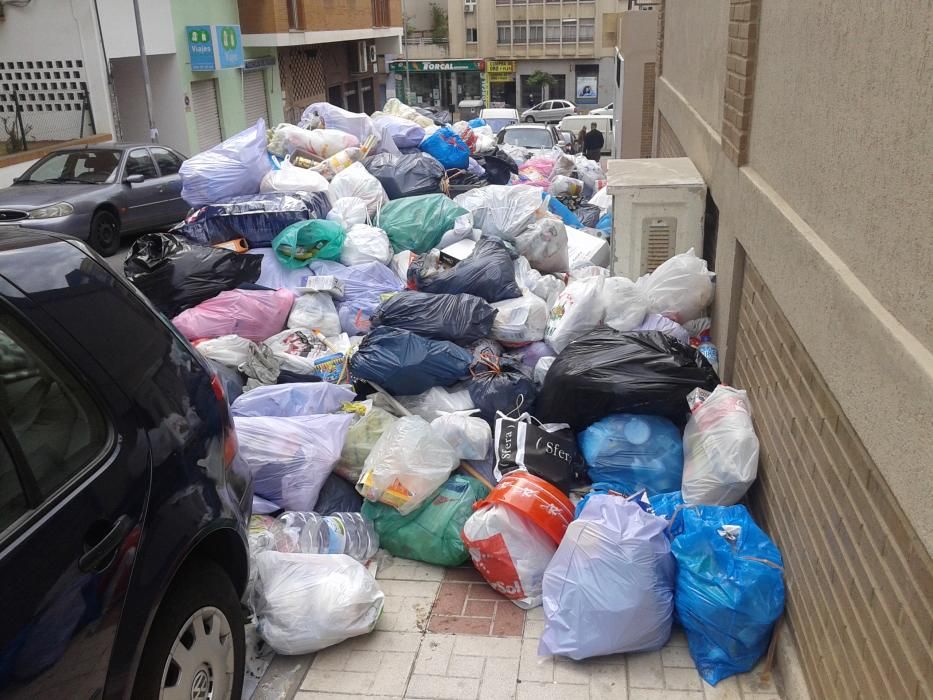 Varios días después de la desconvocatoria de la huelga de limpieza, la basura sigue acumulándose en las calles.