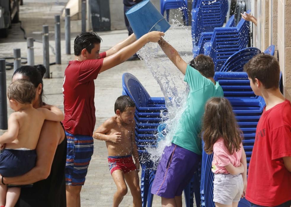 Un centenar de personas participan en la poalà, que se celebra en la plaza del Puente, en el Casco Antiguo de Alicante