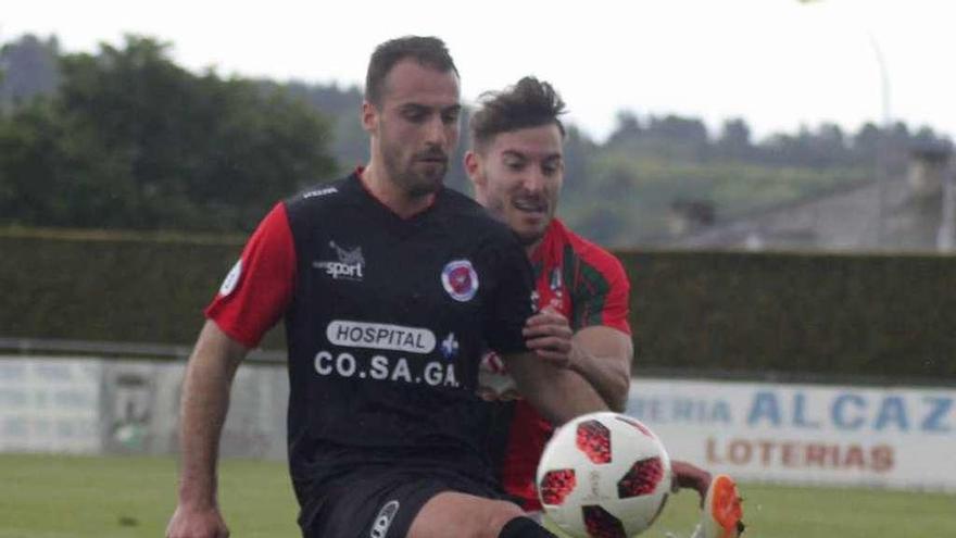 Un defensor lucense disputa la pelota con el delantero de la UD Ourense Joni. // Yedra Seara