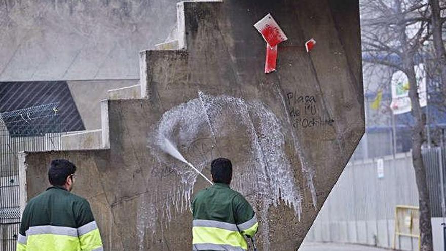 Neteja de les pintades aparegudes al costat de la placa.