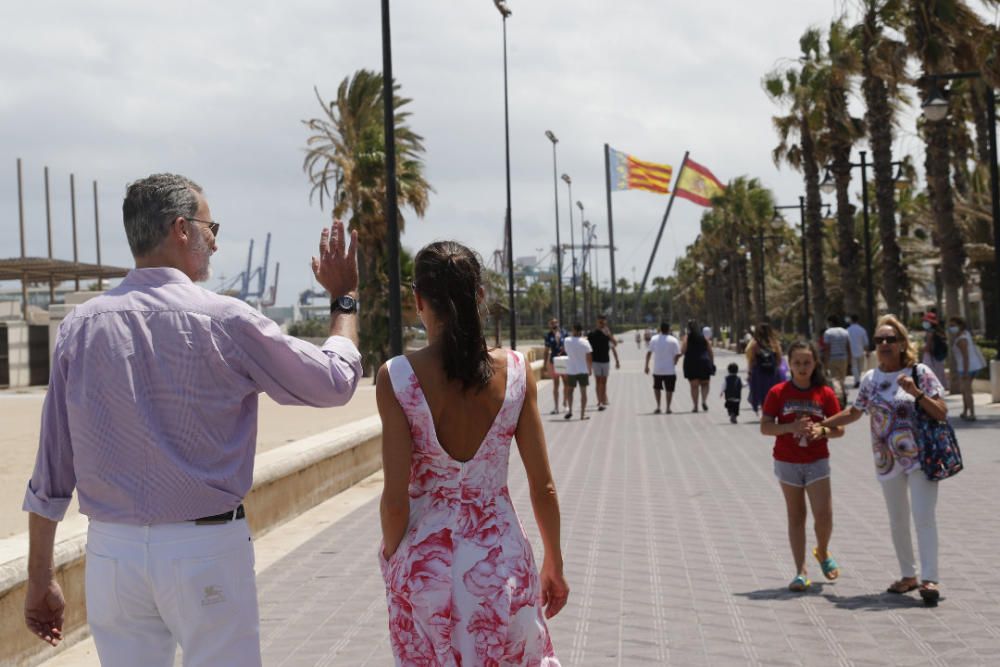 Letizia y Felipe en Valencia: los reyes pasean por la playa de Las Arenas