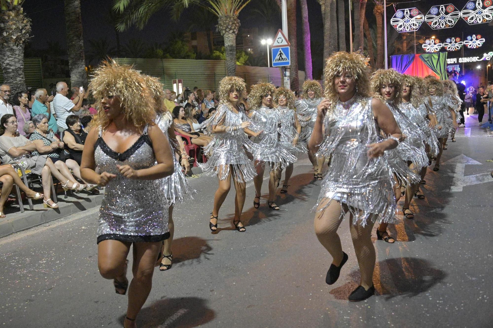 Derroche de musica y color en Santa Pola
